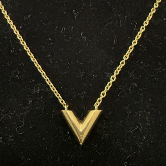 LOUIS VUITTON Essential V Gold Tone Necklace - Picture 6 of 8